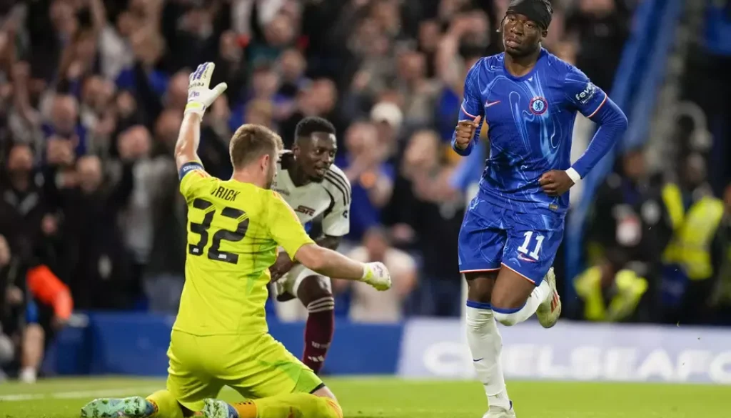 Chelsea's Noni Madueke of Chelsea celebrates after scoring a goal.