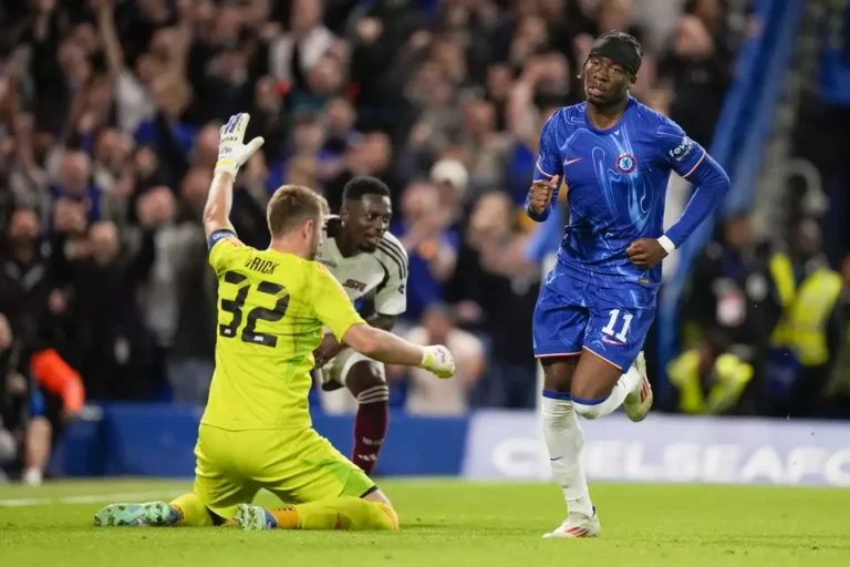 Chelsea's Noni Madueke of Chelsea celebrates after scoring a goal.