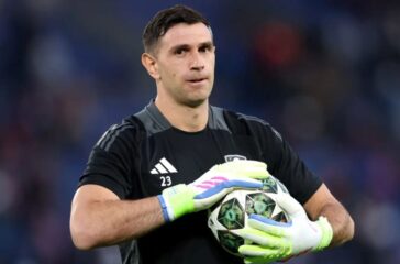 Grey Minimalist Tips Blog Banner (5) Emiliano Martinez