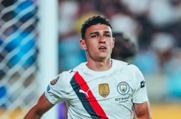 phil-foden-917597507 മാഞ്ചസ്റ്റർ സിറ്റി താരങ്ങൾ പുതിയ പ്യൂമ ജേഴ്സിയിൽ ആഘോഷിക്കുന്നു