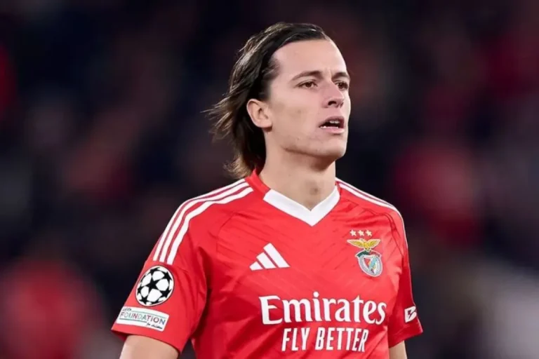 റയൽ മാഡ്രിഡ് ജേഴ്സിയിൽ പുഞ്ചിരിക്കുന്ന സ്പാനിഷ് താരം അൽവാരോ കരേരസ്.