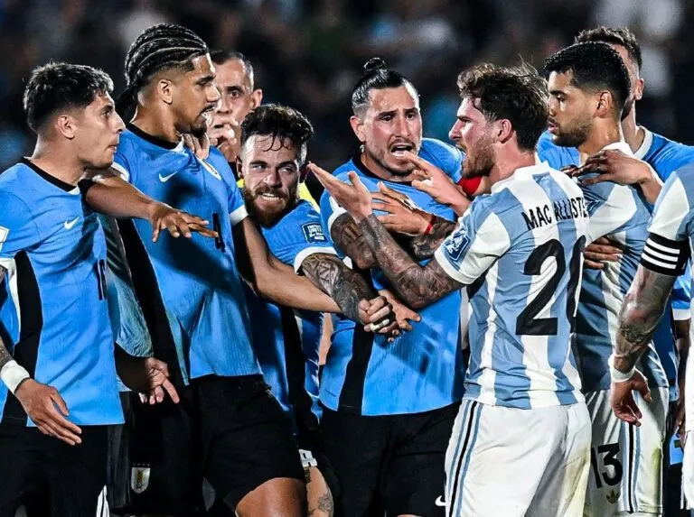 Uruguay and Argentina players' clash (@433)