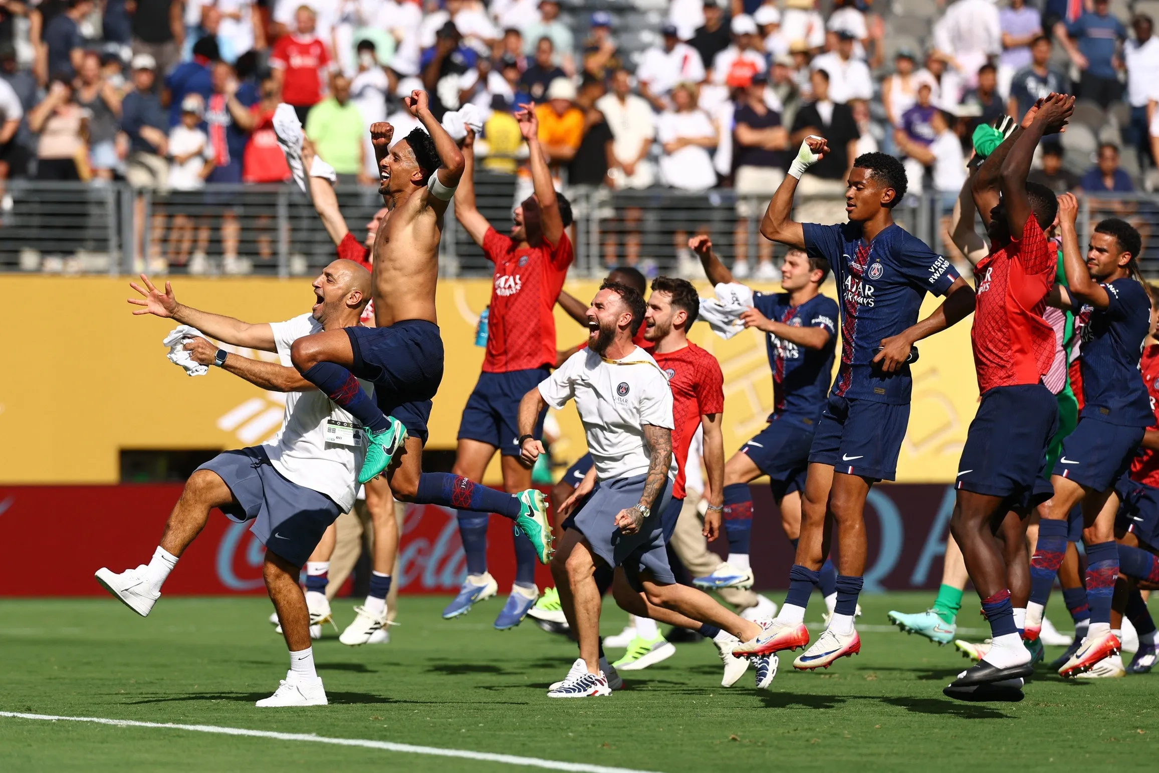 റയൽ മാഡ്രിഡിനെതിരെ ഗോൾ നേട്ടം ആഘോഷിക്കുന്ന പി.എസ്.ജി താരങ്ങൾ.