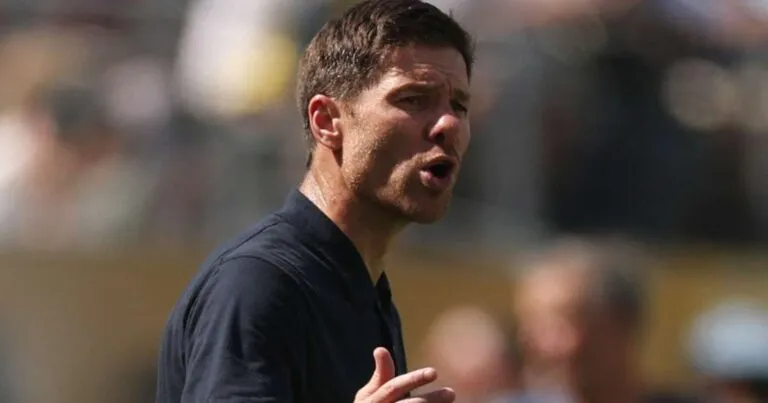 റയൽ മാഡ്രിഡ് - പിഎസ്ജി മത്സരത്തിനിടെ നിരാശനായി നിൽക്കുന്ന കോച്ച് സാബി അലോൺസോ.