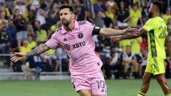 നാഷ്വിൽ എസ്.സി.ക്കെതിരെ പന്തുമായി മുന്നേറുന്ന ഇന്റർ മയാമി താരം ലയണൽ മെസ്സി.