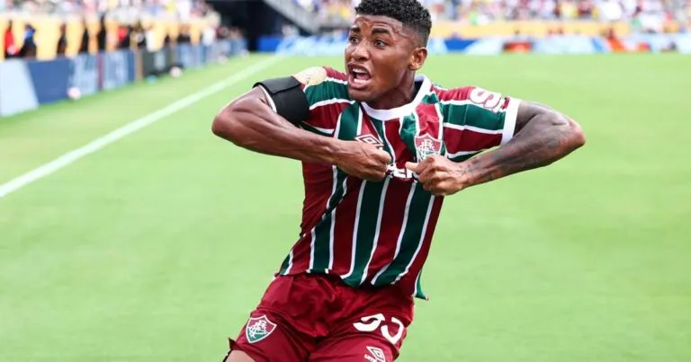 അൽ ഹിലാലിന്റെ വലയിലേക്ക് പന്ത് തൊടുത്ത ശേഷം ആഘോഷിക്കുന്ന ഫ്ലൂമിനെൻസ് താരം.