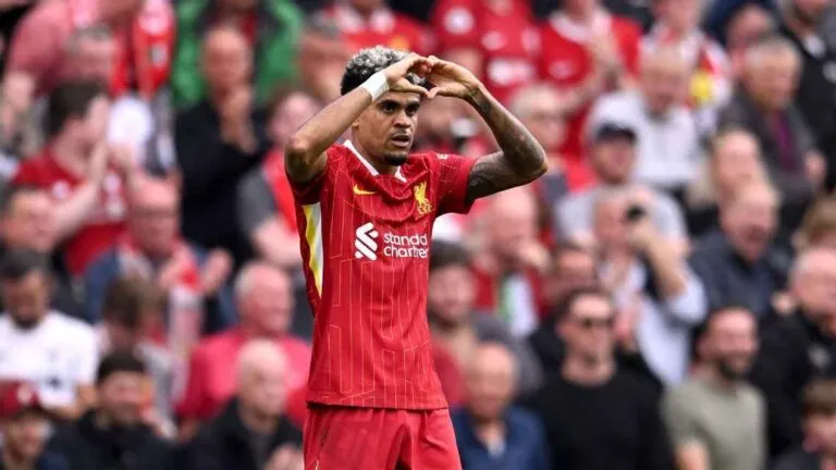 ബയേൺ മ്യൂണിക്ക് ജേഴ്സിയിൽ പുഞ്ചിരിക്കുന്ന ലൂയിസ് ഡയസ്