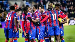 ക്രിസ്റ്റൽ പാലസ് ഫുട്ബോൾ ക്ലബ്ബിന്റെ ലോഗോയും യൂറോപ്പ ലീഗ് ചിഹ്നവും.