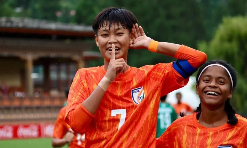 ബംഗ്ലാദേശിനോട് തോറ്റിട്ടും കിരീടം കൈവിട്ടില്ല; സാഫ് കപ്പിൽ ഇന്ത്യൻ ഗേൾസിന്റെ മുത്തം