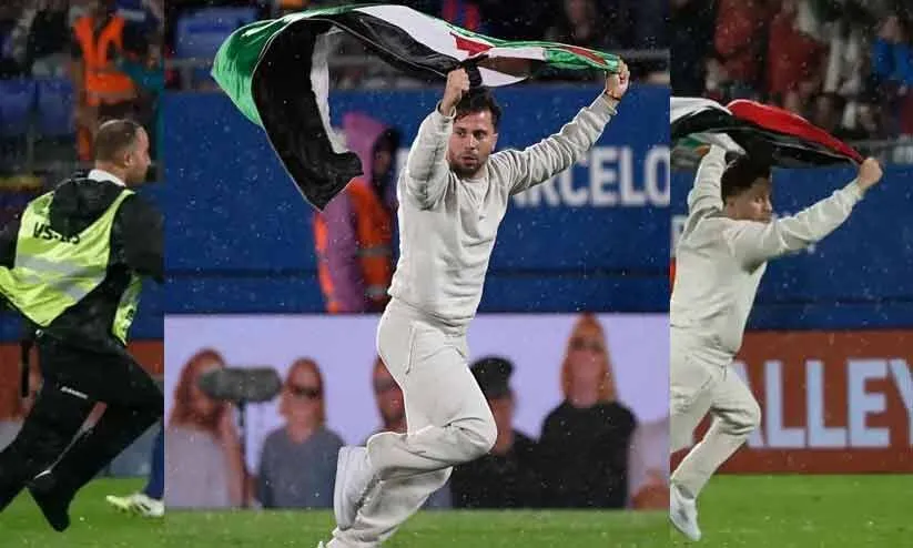 ‘ഇന്ന് ഞാൻ ഫ്രീ ഫലസ്തീനുവേണ്ടി ഓടും...’; വാക്കു പാലിച്ച് അയാൾ ബാഴ്സലോണ മത്സരത്തിനിടെ കളത്തിലിറങ്ങി ഓടി