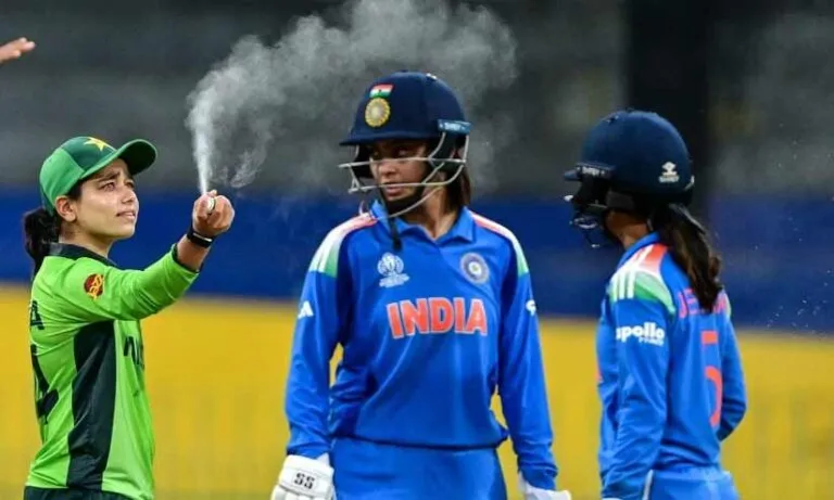 ഇന്ത്യ-പാക് മത്സരത്തിനിടെ പ്രാ​ണി​ശ​ല്യം; ക​ളി നി​ർ​ത്തി​വെ​ച്ചു