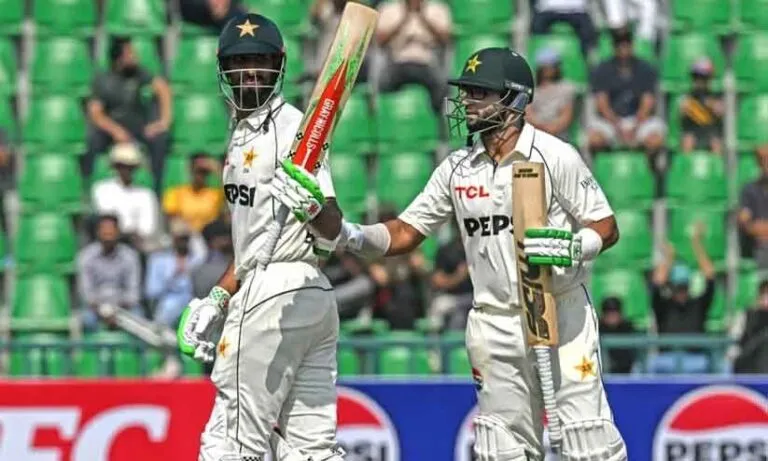 സ്വന്തം ക്യാപ്റ്റന്റെ പുറത്താവൽ ആഘോഷിച്ച് പാകിസ്താൻ ആരാധകർ; വിചിത്രമാണ് ആ കാരണം...!