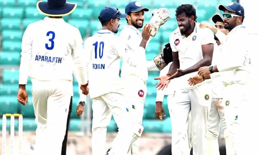 ആദ്യദിനം വരിഞ്ഞുമുറുക്കി കേരളം, നാല് ബാറ്റർമാർ പൂജ്യത്തിന് പുറത്ത്; നാണക്കേടിൽനിന്ന് രക്ഷിച്ചത് ഗെയ്ക്വാദും സക്സേനയും; മഹാരാഷ്ട്ര ഏഴിന് 179