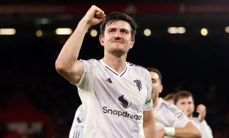 പതിറ്റാണ്ടിന്റെ കാത്തിരിപ്പ്: ആൻഫീൽഡിൽ ‘റെഡ് ഡെവിൾ’ ഡാൻസ്; ലിവർപൂളിന് തുടർച്ചയായ നാലാം തോൽവി