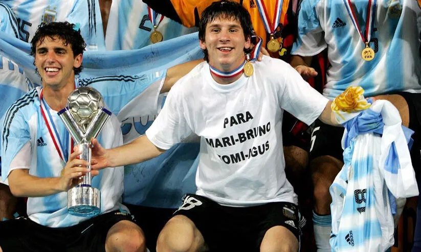 ‘കുട്ടികളേ..തല ഉയർത്തിപ്പിടിക്കൂ! നിങ്ങളെയോർത്ത് ഞങ്ങൾ അഭിമാനിക്കുന്നു’; അണ്ടർ20 ലോകകപ്പ് ഫൈനലിൽ തോറ്റ അർജന്റീന താരങ്ങളെ ആശ്വസിപ്പിച്ച് മെസ്സി