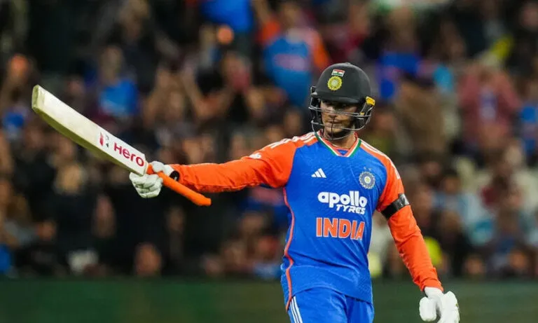 ആസ്ട്രേലിയക്ക് 126 റൺസ് വിജയലക്ഷ്യം; അഭിഷേക് ശർമക്ക് അർധസെഞ്ച്വറി