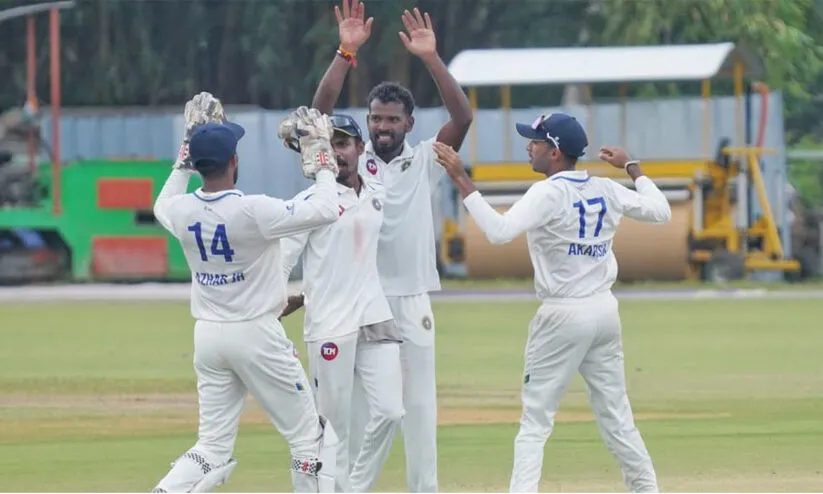 വമ്പൻ ലീഡില്ല! സൗരാഷ്ട്രക്കെതിരെ കേരളം 233 റൺസിന് പുറത്ത്, രോഹനു പിന്നാലെ അപരാജിതിനും അർധ സെഞ്ച്വറി