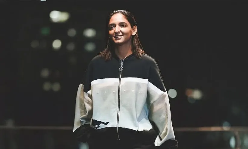 ക്രിക്കറ്റിൽ മാത്രമല്ല മുംബൈ ഫാഷൻ ഷോയിലും താരമായി ഹർമൻപ്രീത് കൗർ