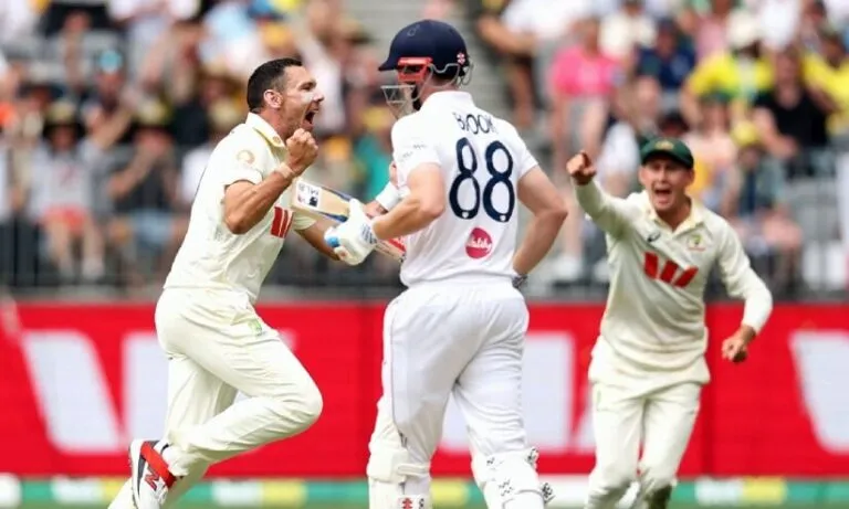 സ്റ്റാർക്കിന് 10 വിക്കറ്റ് നേട്ടം, ഇംഗ്ലണ്ട് 164ന് പുറത്ത്; ഓസീസിന് 205 റൺസ് വിജയലക്ഷ്യം