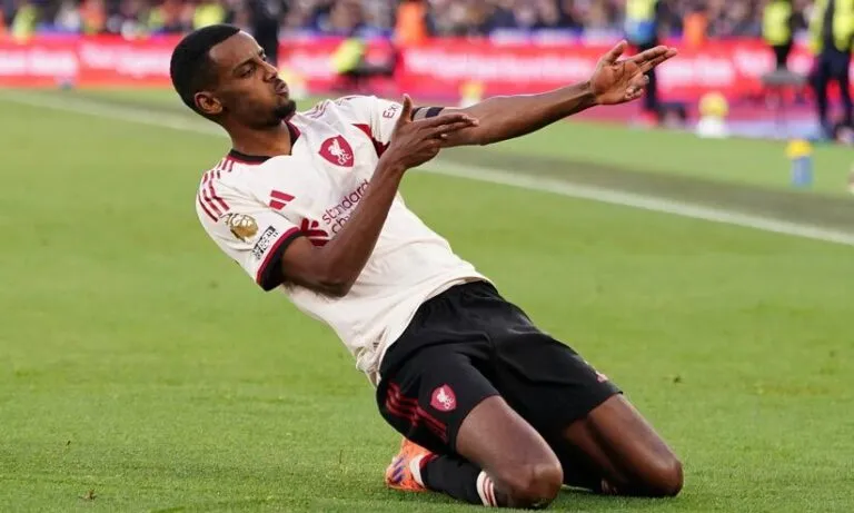 സലാഹിനെ പുറത്തിരുത്തി, ഇസാക് ഗോളടിച്ചു; തോറ്റ് തോറ്റ് തളർന്ന ലിവർപൂളിന് ആശ്വാസ ജയം; ആഴ്സനലിനെ തളച്ച് ചെൽസി