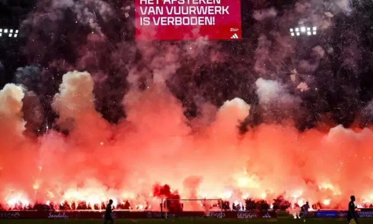 വെടിക്കെട്ട്, പിന്നാലെ തീ ഗോളം; സ്റ്റേഡിയത്തിൽ അയാക്സ് ആരാധകരുടെ ‘കൈ വിട്ട’ കളി, ആറാം മിനിറ്റിൽ മത്സരം റദ്ദാക്കി