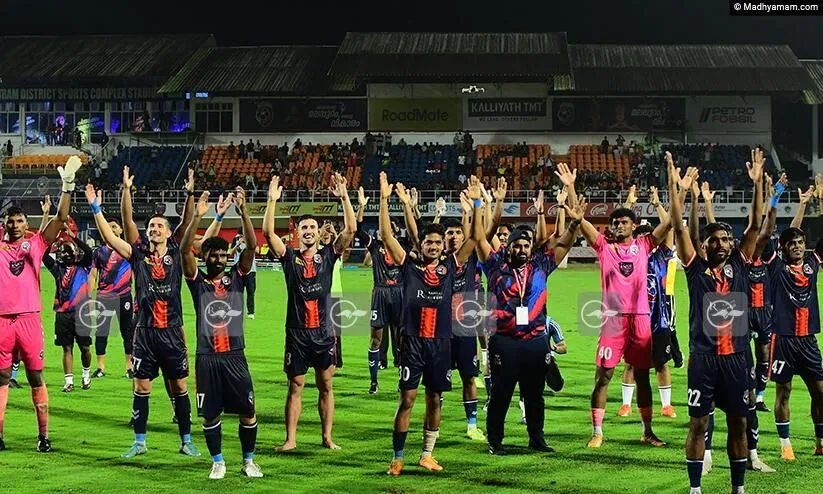 മലപ്പുറം എഫ്.സി സെമിയിൽ; കെന്നഡിക്ക് ഹാട്രിക്; സൂപ്പർ ലീഗ് കേരളയിൽ കൊച്ചിയെ വീഴ്ത്തിയത് 4-2ന്