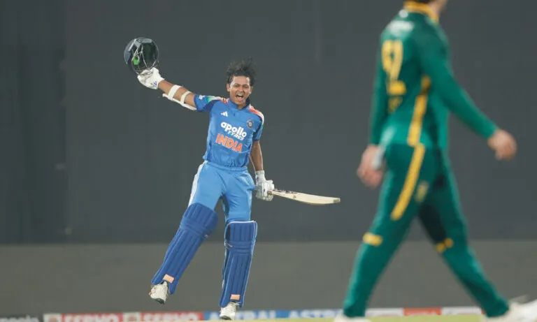 ജയ്സ്വാളിന് കന്നി ഏകദിന സെഞ്ച്വറി; രോഹിത്തിനും കോഹ്ലിക്കും അർധ സെഞ്ച്വറി; ഇന്ത്യക്ക് പരമ്പര (2-1)