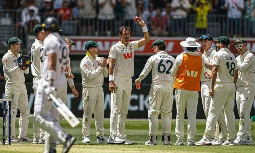 ആഷസ് രണ്ടാം ടെസ്റ്റിൽ ജയപ്രതീക്ഷയിൽ ഓസീസ്; രണ്ടാം ഇന്നിങ്സിൽ ഇംഗ്ലണ്ടിന് തകർച്ച