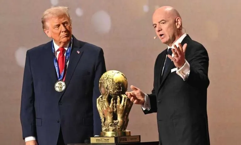 ഫിഫ രാഷ്ട്രീയ നിഷ്പക്ഷത നിയമം ലംഘിച്ചു; പ്രഥമ സമാധാന പുരസ്കാരം ട്രംപിന് നൽകിയതിനെതിരെ പരാതി