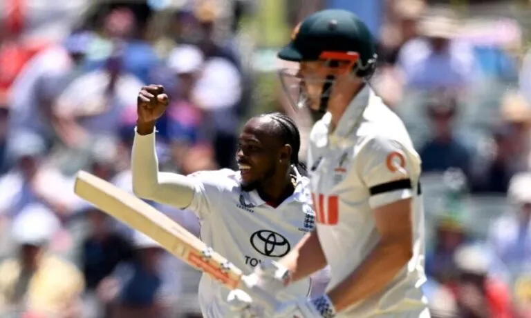 പാറ്റ് കമിൻസ് തിരിച്ചെത്തി, സ്മിത്തിന് പകരം ഉസ്മാൻ ഖവാജ; അഡ്‌ലയ്ഡിൽ ആസ്ട്രേലിയക്ക് ഭേദപ്പെട്ട തുടക്കം