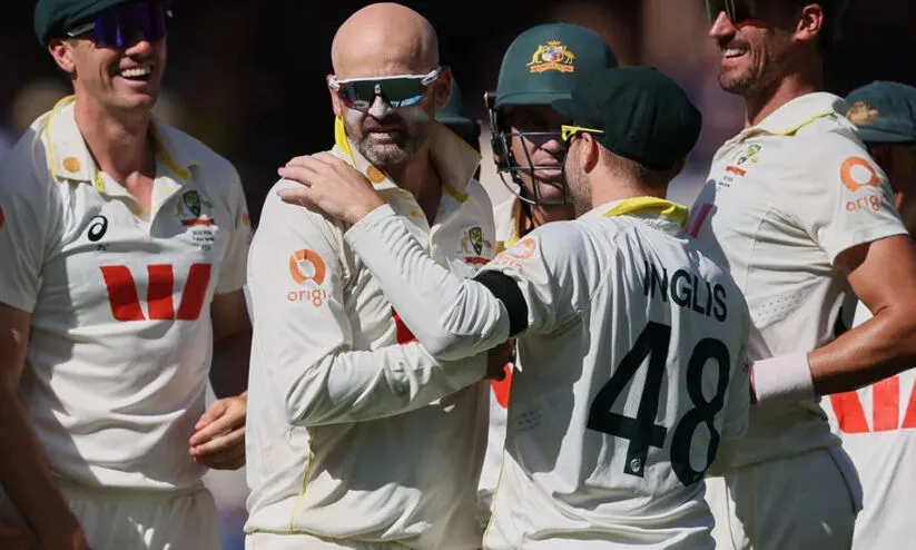 പരമ്പരക്കരികെ ഓസീസ്; നാല് വിക്കറ്റ് ശേഷിക്കെ ഇംഗ്ലണ്ടിന് ജയിക്കാൻ 228 റൺസ്