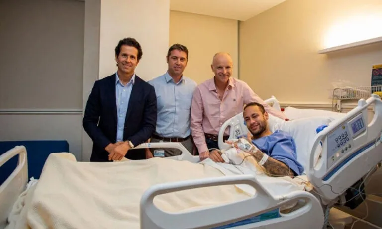 ബ്രസീൽ സൂപ്പർതാരം നെയ്മർ കാൽമുട്ട് ശസ്ത്രക്രിയക്ക് വിധേയനായി, ലോകകപ്പ് സ്ക്വാഡിലേക്ക് തിരിച്ചെത്തുമോ?