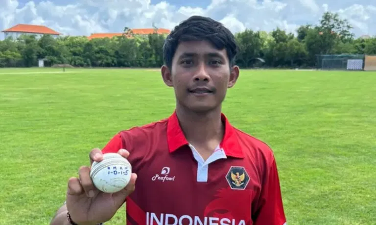എറിഞ്ഞത് ഒരൊറ്റ ഓവർ; ആറ് പന്തിൽ അഞ്ച് വിക്കറ്റുമായി ചരിത്രം; ക്രിക്കറ്റിൽ അപൂർവ റെക്കോഡുമായി ഇന്തോനേഷ്യൻ താരം