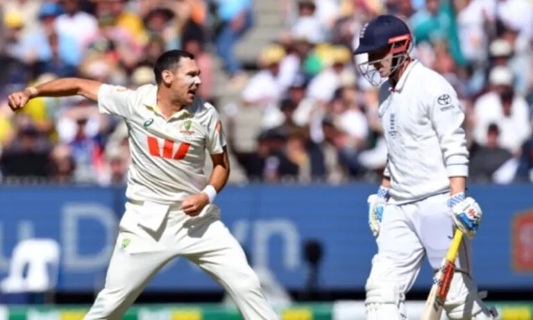 മെൽബണിലും തർന്നടിഞ്ഞ് ഇംഗ്ലിഷ് പട; ബോക്സിങ് ഡേയിൽ 110ന് പുറത്ത്, ഓസീസിന് ഒന്നാം ഇന്നിങ്സ് ലീഡ്