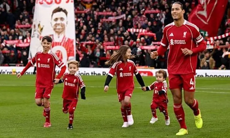 ജോട്ടയുടെ ഓർമകളിൽ നനഞ്ഞ് ആൻഫീൽഡ്, വാൻ ഡെയ്ക്കിന്‍റെ കൈപിടിച്ച് ഗ്രൗണ്ടിലിറങ്ങി, പന്തുതട്ടി മക്കൾ -വിഡിയോ