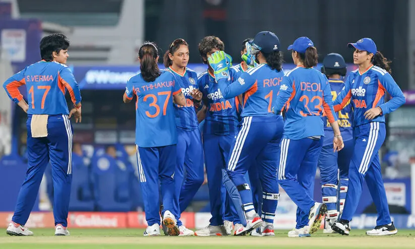 തൂത്തുവാരി ഇന്ത്യൻ വനിതകൾ (5-0); ലങ്കക്കെതിരെ 15 റൺസ് ജയം, ഇന്ത്യക്കായി പന്തെറിഞ്ഞവർക്കെല്ലാം വിക്കറ്റ്