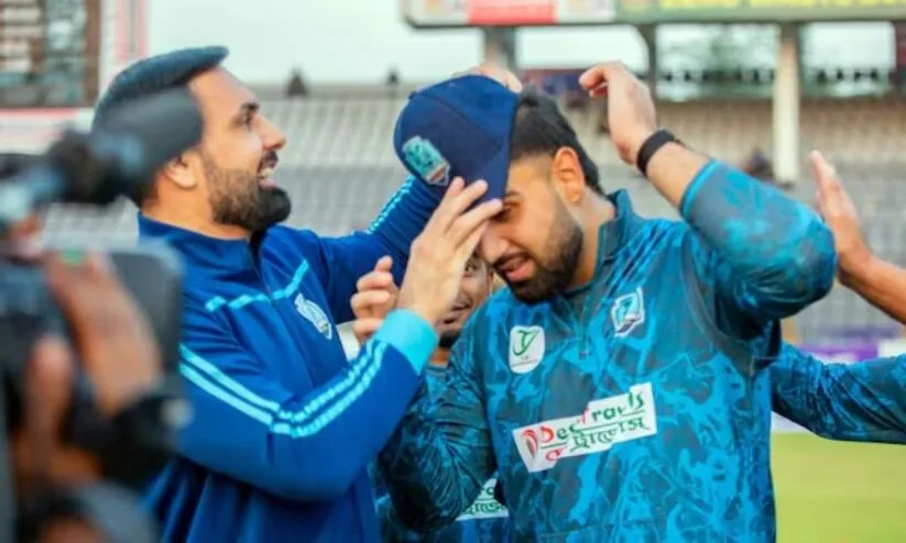 ബംഗ്ലാ പ്രീമിയർ ലീഗിൽ ചരിത്രം കുറിച്ച് മുഹമ്മദ് നബിയും മകനും; പ്രമുഖ ടി20 ലീഗിൽ ഒരുമിച്ച് ബാറ്റ് ചെയ്യുന്ന ആദ്യ പിതാവും മകനുമായി അഫ്ഗാൻ താരങ്ങൾ