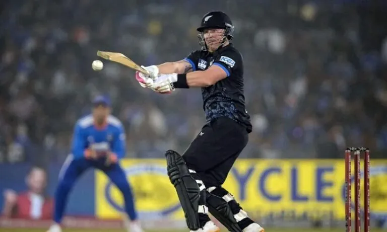 23 ഫോർ, 8 സിക്സ്! ബൗളർമാരെ പഞ്ഞിക്കിട്ട് കിവികൾ; ഇന്ത്യക്ക് ജയിക്കാൻ 209