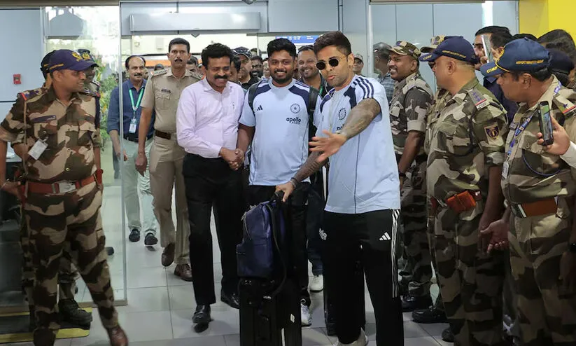 സഞ്ജുവിന് ‘വഴിയൊരുക്കി’ സൂര്യകുമാർ! തിരുവനന്തപുരത്ത് ആരാധകരുടെ ആവേശത്തിലേക്ക് പറന്നിറങ്ങി ഇന്ത്യൻ ടീം; ഇനി കളി കാര്യവട്ടത്ത്