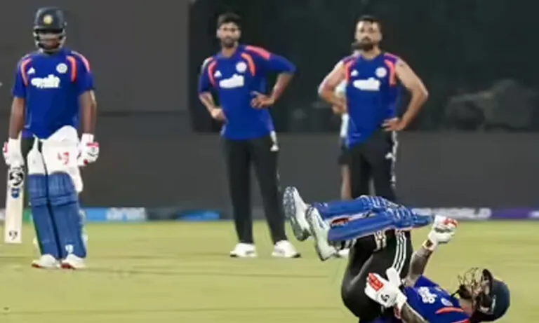 ബുംറയുടെ യോർക്കർ കൊണ്ട് ഇഷാൻ കിഷന് പരിക്ക്; അഭിഷേകിന് പകരം സഞ്ജു കളിച്ചേക്കും