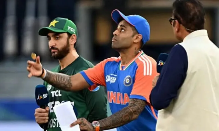 ഹസ്തദാനമില്ല; ടോസ് പാകിസ്താന്, ഇന്ത്യയെ ബാറ്റിങ്ങിനയച്ചു; ജയിക്കുന്ന ടീം സൂപ്പർ എട്ടിൽ