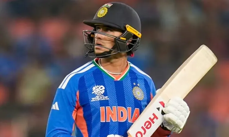 വമ്പൻ ഷോട്ടുകൾക്ക് അഭിഷേകിനെ നിർബന്ധിക്കരുത്; തുടർ പരാജയങ്ങൾക്കിടെ താരത്തെ പിന്തുണച്ച് ഗവാസ്കർ