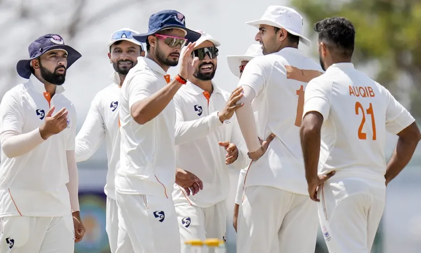 ക്രിക്കറ്റിൽ ചരിത്രമെഴുതാൻ ജമ്മു കശ്മീർ; രഞ്ജി ഫൈനലിൽ 584 റൺസിന്റെ കൂറ്റൻ സ്കോർ; കർണാടക പതറുന്നു