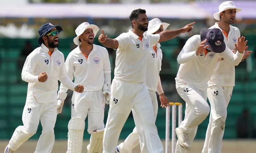 രഞ്ജിയിൽ ചരിത്ര കിരീടത്തിനരികെ ജമ്മു-കശ്മീർ, ലീഡ് 450 കടന്നു; ആഖിബിന് അഞ്ചു വിക്കറ്റ്