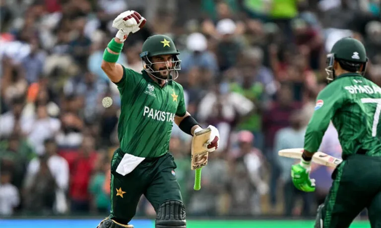 തച്ചുതകർത്ത് ഫർഹാനും ഫഖർ സമാനും; ലങ്കക്കെതിരെ 212 അടിച്ച് പാകിസ്താൻ, സെമിയിലെത്താൻ വേണം 65 റൺസിന്‍റെ ജയം