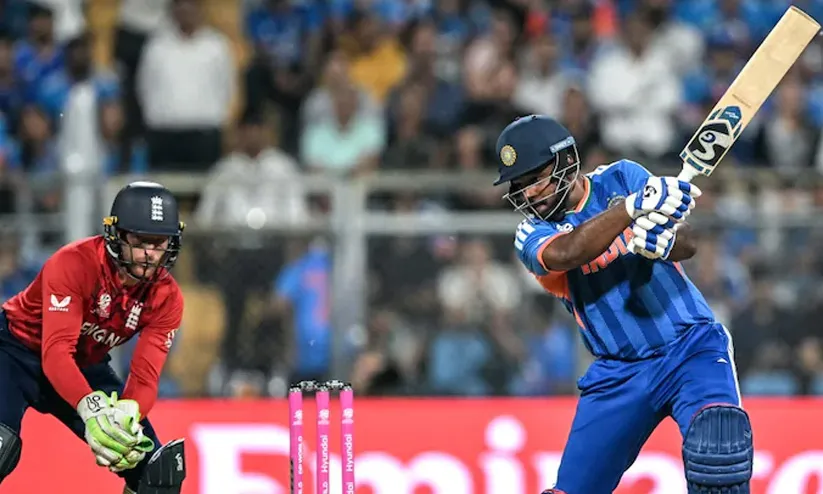 സെമിയിൽ ഇംഗ്ലണ്ടിനെതിരെ ഇന്ത്യക്ക് കൂറ്റൻ സ്കോർ; വാങ്കഡെയിൽ കത്തിക്കയറി സഞ്ജു സാംസൺ