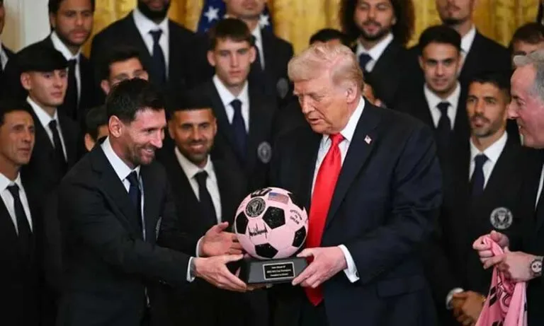 മെസ്സി വൈറ്റ്ഹൗസിലെത്തി ട്രംപിനെ കണ്ടു, മയാമിയുടെ ജഴ്സിയും താരങ്ങൾ ഒപ്പിട്ട പന്തും സമ്മാനിച്ചു