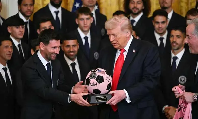 മെസ്സി വൈറ്റ്ഹൗസിലെത്തി ട്രംപിനെ കണ്ടു, മയാമിയുടെ ജഴ്സിയും താരങ്ങൾ ഒപ്പിട്ട പന്തും സമ്മാനിച്ചു