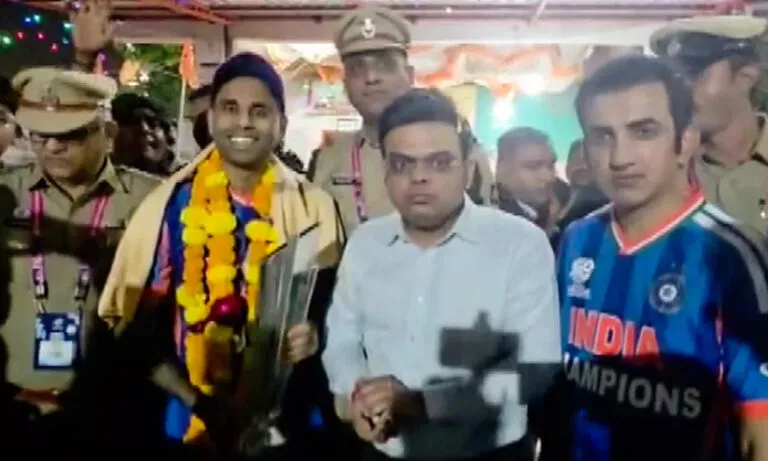 ‘ഈ കപ്പ് 140 കോടി ഇന്ത്യക്കാരുടേത്, ഒരു മതത്തിന്‍റെ മാത്രം വിജയമല്ല’; ട്വന്‍റി20 ലോകകപ്പ് കിരീടവുമായി സൂര്യയും ജയ് ഷായും ക്ഷേത്ര ദർശനം നടത്തിയതിൽ വ്യാപക വിമർശനം