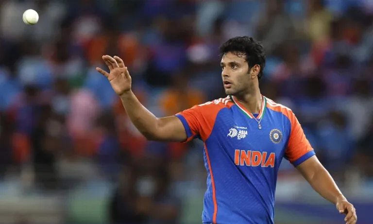 ‘ആരാണ് ശിവം ദുബെ? ഇന്ത്യൻ ക്രിക്കറ്ററാണോ?’; ലോകകപ്പ് കഴിഞ്ഞ് താരം മുംബൈയിലേക്ക് മടങ്ങിയത് ട്രെയിനിൽ; ടിക്കറ്റ് ചെക്കറുടെ ചോദ്യത്തെ സമർഥമായി നേരിട്ട് ഭാര്യ അഞ്ജും ഖാൻ